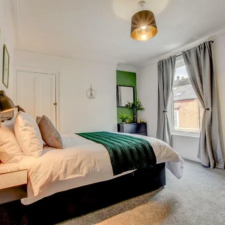 Holiday home Stones Throw *