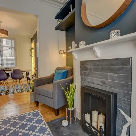 Holiday home Stones Throw *