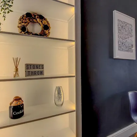 Holiday home Stones Throw *