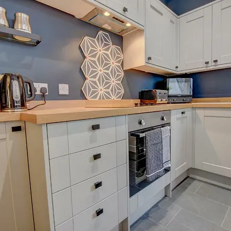 Stones Throw * Уитби