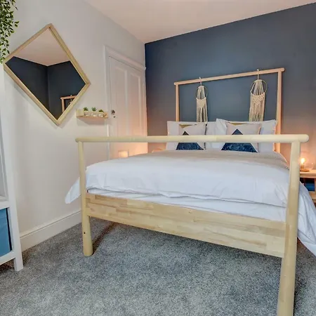 Holiday home Stones Throw *