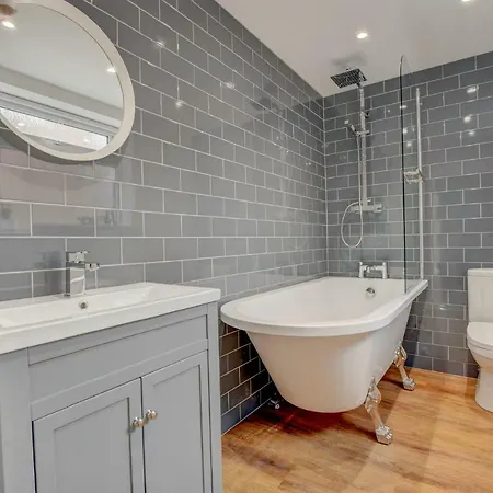 Stones Throw * Уитби