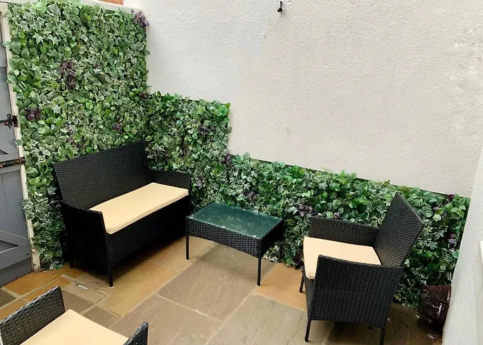 Stones Throw Semesterbostad